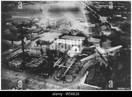 Campagne de bombardement. Sud-est de l'Asie et le Pacifique ; la portée et contenu : Accident spectaculaire à Byoritsu(Miaoli) Raffinerie de pétrole, Formosa, a été photographié par un B-25 de la 5ème Air Force 345e Groupe de bombardement, le 26 mai 1945. De même qu'il a publié son string de parafrags B-25 no 192 a été touché par la flak à partir d'une batterie camouflée et sentiers de la fumée. Un trou béant est visible sur le côté du piolot. Notes générales : l'avion visible est le North American B-25J-10-NC Mitchell (s/n 43-36192) Jaunty Jo. Equipage : 2/Lt Robert J. Knauf pilote, 2/Lt Martin H. Mulner Jr. Co-Pilot, 1/Lt Lloyd E. Bodell Navigator, le caporal Harold O. Banque D'Images