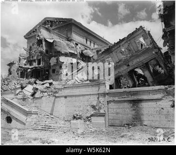 Campagne de bombardement. Sud-est de l'Asie et le Pacifique ; la portée et contenu : la démolition complète de l'Édifice de l'Assemblée législative à Manille, P.I. L'un des plus beaux édifices du gouvernement à l'Extrême-Orient, c'était la fierté du gouvernement philippin. Citoyens philippins Passez le bâtiment et donnent dans l'extrême étonnement à la lecture des résultats de la guerre totale. Banque D'Images