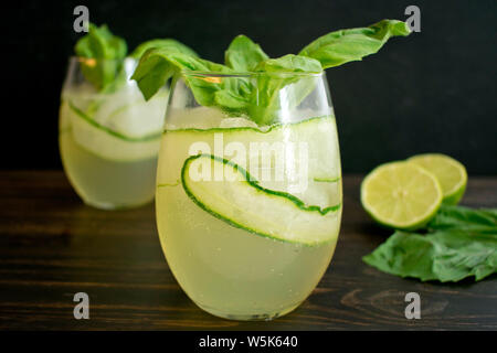 Basilic concombre cocktail Gin Tonic Banque D'Images