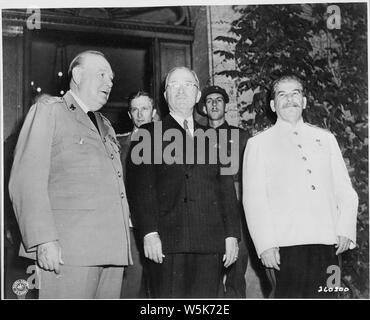 Le Premier ministre britannique Winston Churchill (à gauche), le Président Harry S. Truman, et le leader soviétique Joseph Staline sur les marches de la maison de M. Churchill lors de la Conférence de Potsdam en Allemagne. M. Churchill a juste donné un dîner pour M. Truman et M. Staline. Banque D'Images