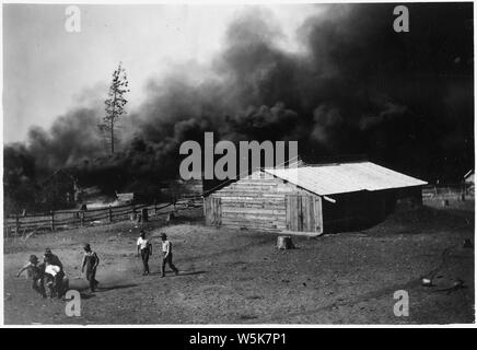 Dortoirs brûler à Dontan et Henderson Mill à Pablo, Montana. ; Portée et contenu : Cette image et la construction d'enquêtes documents sur différentes unités du projet d'irrigation de la rivière Flathead. Le projet a été lancé afin de déterminer les droits et distribuer l'eau provenant de l'Agence indienne de Flathead au Montana à la fois non-tribales et les terres tribales. La création de la Réserve en 1855 précédée par l'État du Montana près de 35 ans et a présenté de nombreux défis liés à l'établissement senority et mode de répartition équitable de l'eau pour l'irrigation des fermes et ranchs. Banque D'Images