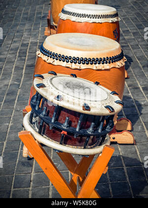 Instruments de percussion traditionnels asiatiques. Taiko ou wadaiko ou chu-daiko tambour et shime-daiko ou namitsuke prêt pour l'outdoor permormance Banque D'Images