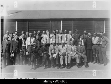 Camp CCC BR-72 Projet Shoshone, Powell, Wyoming : Photo de membres de Powell Bsiness Men's Club et Garland Men's Club qui ont assisté à la camp à la CCC breadfast BR-72 à Powell, Wyoming. Banque D'Images