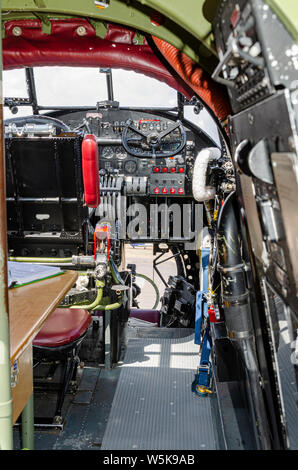 Canadian Warplane Heritage Museum Avro Lancaster FM213, connu sous le nom de Lancaster de Mynarski. Cockpit à l'intérieur du fuselage. Tableau de bord Banque D'Images