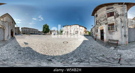 Vue panoramique à 360° de Valvasone, région du Frioul-Vénétie Julienne, Italie. Le 29 juillet 2019. Sphérique de 360 degrés vue panoramique sur la place du château