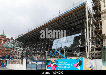 La construction de la nouvelle station de Glasgow Queen Street se poursuit alors que les panneaux de verre sont montés à l'extérieur de la façade bâtiment Banque D'Images