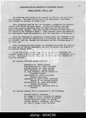 Cérémonie pour le départ du président Kennedy l'aéroport de Vienne, le 4 juin, 1961 ; Portée et contenu : le calendrier des événements à avoir lieu après le départ du Président John F. Kennedy à partir de Vienne en Autriche. Banque D'Images