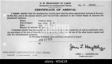 Certificat d'arrivée, le nombre 11225395, pour Ludwig Mies [Ludwig Mies van der Rohe] ; la portée et contenu : Ce certificat d'arrivée documents Ludwig Mies's [Ludwig Mies van der Rohe] arrivée au Port de New York, NY Le 29 août 1938, sur la SS Europa. Banque D'Images