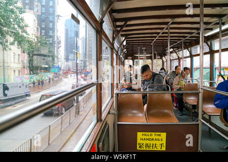 L'île de Hong Kong, Hong Kong 14e Mars 2019 : l'intérieur du tramway de Hong Kong avec communters lors de son passage dans une ancienne partie de la ville. Banque D'Images