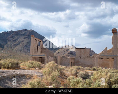 Ruines d'un bâtiment (John S Cook et de l'entreprise Banque) dans la ville fantôme de rhyolite dans le désert du Nevada, USA Banque D'Images