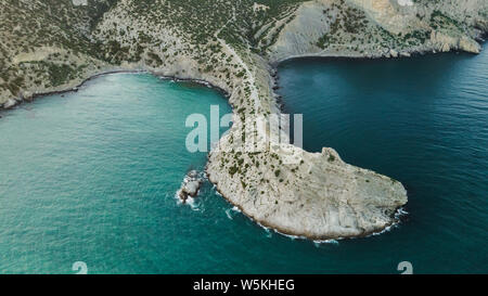 Vue aérienne de la côte de la mer Noire et rocky cape Kapchik Noviy dans Svet, Krym Banque D'Images