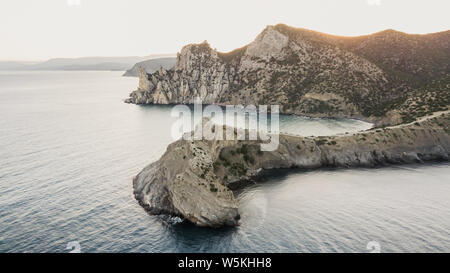 Vue aérienne de la côte de la mer Noire et rocky cape Kapchik Noviy dans Svet, Krym Banque D'Images