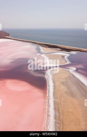 Koyashskoye rose salt lake dans la région de Krym et côte de la mer Noire. Vue aérienne. Couleur corail très tendance Banque D'Images
