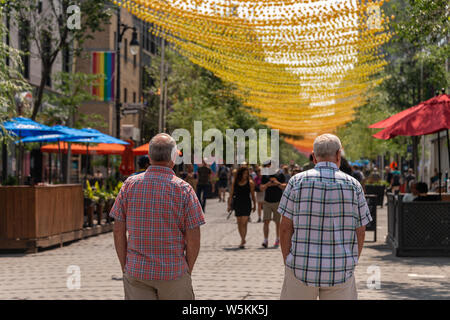 Montréal, CA - 27 juillet 2019 : ci-dessous les boules Arc-en-ciel art installation '18 nuances de gay' sur la rue Sainte-Catherine dans le Village gai Banque D'Images