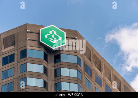 Montréal, CA - 27 juillet 2019 : Logo du Mouvement des caisses Desjardins en haut de l'édifice du Complexe Desjardins. Banque D'Images