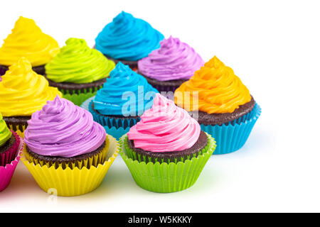 Petits gâteaux au chocolat givré couleur arc-en-ciel isolé sur fond blanc Banque D'Images