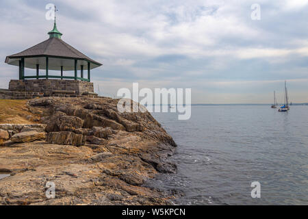 Larchmont, New York, USA - 19 octobre 2013 : Le Manor Park de parchemin, sur un paysage d'automne avec de l'eau de l'océan calme Banque D'Images