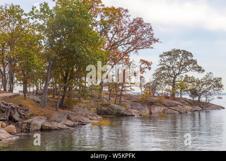 Larchmont, New York, USA - 19 octobre 2013 : Le Manor Park de parchemin, sur un paysage d'automne avec de l'eau de l'océan calme Banque D'Images