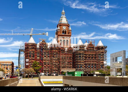 Dalllas, Texas, le 16 mars 2019 : Red Museum d'échafaudages autour d'elle. Vieux palais rouge pendant les travaux de restauration en cours. Banque D'Images
