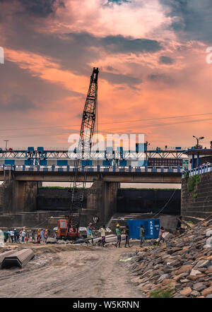 Yaoundé, le Bengale occidental, en Inde. June 27,2019. Les travailleurs qui font le travail de réparation de Durgapur Journal Barrage Gates. Banque D'Images