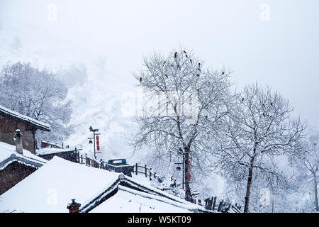 Paysage du village, un Wanghuagou cliff village couvert de neige, au printemps à la zone panoramique de la montagne de Luya, Ningwu comté, Xinzhou city, north Banque D'Images