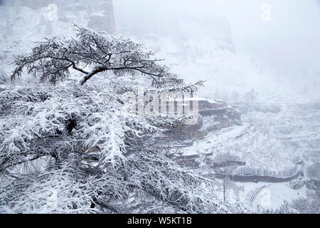 Paysage du village, un Wanghuagou cliff village couvert de neige, au printemps à la zone panoramique de la montagne de Luya, Ningwu comté, Xinzhou city, north Banque D'Images