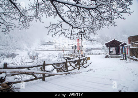 Paysage du village, un Wanghuagou cliff village couvert de neige, au printemps à la zone panoramique de la montagne de Luya, Ningwu comté, Xinzhou city, north Banque D'Images