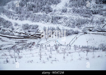 Paysage du village, un Wanghuagou cliff village couvert de neige, au printemps à la zone panoramique de la montagne de Luya, Ningwu comté, Xinzhou city, north Banque D'Images