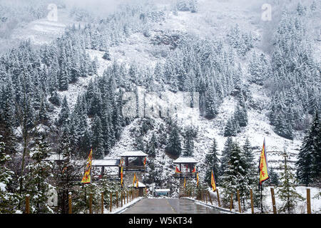 Paysage du village, un Wanghuagou cliff village couvert de neige, au printemps à la zone panoramique de la montagne de Luya, Ningwu comté, Xinzhou city, north Banque D'Images