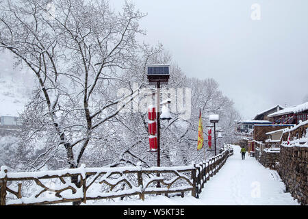 Paysage du village, un Wanghuagou cliff village couvert de neige, au printemps à la zone panoramique de la montagne de Luya, Ningwu comté, Xinzhou city, north Banque D'Images