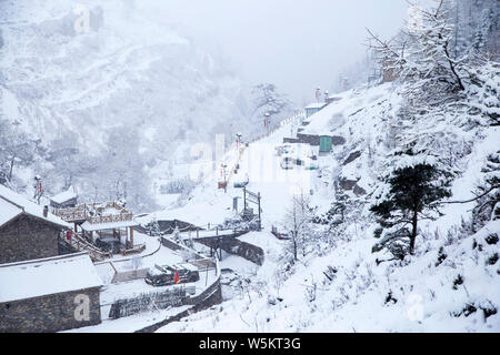 Paysage du village, un Wanghuagou cliff village couvert de neige, au printemps à la zone panoramique de la montagne de Luya, Ningwu comté, Xinzhou city, north Banque D'Images