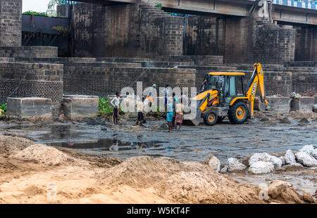 Yaoundé, le Bengale occidental, en Inde. June 27,2019. Les travailleurs qui font le travail de réparation de Durgapur Journal Barrage Gates. Banque D'Images