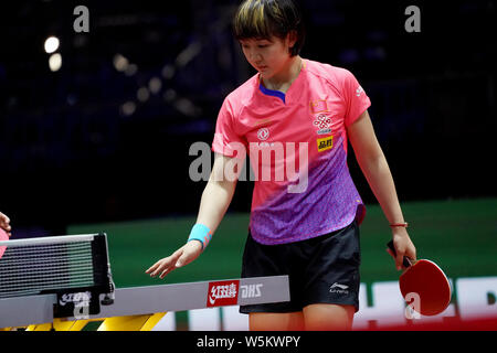 Meng Chen de Chine sert contre Belma Busatlic et Emina Hadziahmetovic de Bosnie-Herzégovine dans leur premier match de double féminin duri Banque D'Images