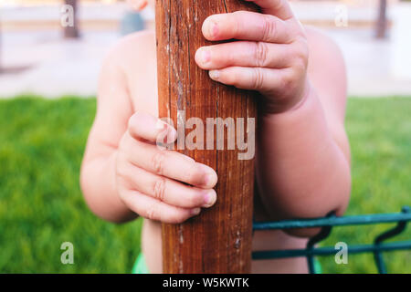 Close-up of a baby's hand saisissant un tronc pour soutenir son apprentissage de la marche. Banque D'Images