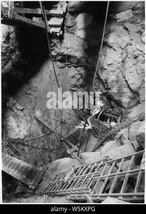 Trou profond dans le bloc 40-A. Remarque La petite quantité d'infiltration de l'eau avec la pompe située à environ 100 pieds du cofferdam et 113 pieds au-dessous de la surface de la rivière. ; Portée et contenu : la photographie de deux volumes d'une série d'albums de photos documentant la construction du barrage de Grand Coulee et travaux connexes sur le bassin du Columbia Projet. Banque D'Images