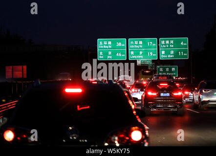 Masses de véhicules se déplacent lentement sur une voie rapide pour retourner à la ville après le festival Qingming, ou la tombe de jours de vacances à Beijing, Chin Banque D'Images