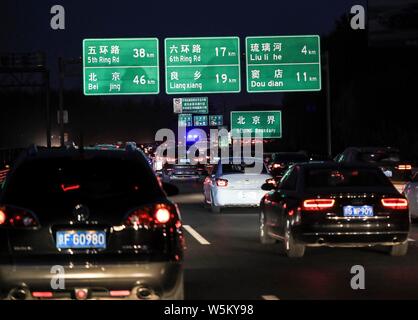 Masses de véhicules se déplacent lentement sur une voie rapide pour retourner à la ville après le festival Qingming, ou la tombe de jours de vacances à Beijing, Chin Banque D'Images