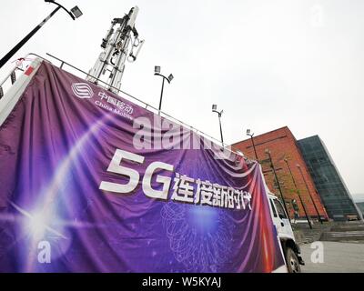 --FILE--Vue d'une publicité pour China Mobile avec le réseau 5G dans la ville de Guangzhou, province du Guangdong en Chine du Sud, 4 avril 2019. Te chinois Banque D'Images