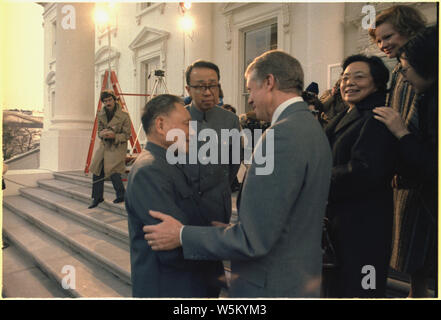 Deng Xiaoping et Madame Zhuo Lin dites au revoir à Jimmy Carter et Rosalynn Carter. Banque D'Images