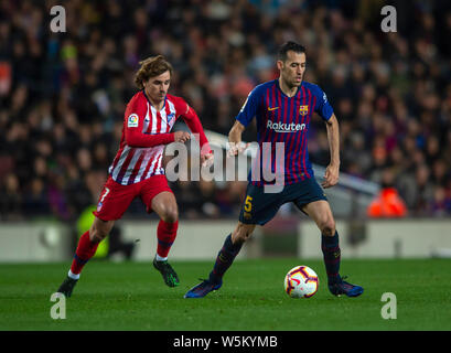 Sergio Busquets, du FC Barcelone, droite, Antoine Griezmann défis du Club Atlético de Madrid au cours de leur 31e match de la Liga 2018-2019 Banque D'Images