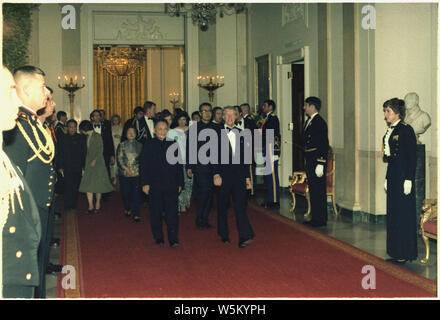 Deng Xiaoping, Jimmy Carter, Madame Zhuo Lin et Rosalynn Carter sur leur façon de dîner d'état pour le vice-Premier Ministre de la Chine. Banque D'Images