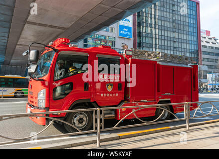 Vue sur un camion de pompiers dans la rue à Tokyo Banque D'Images