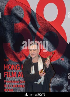 Hong Kong acteur Anthony Wong pose avec son trophée après avoir remporté le prix "Meilleur acteur" au cours de la 38e Hong Kong Film Awards (HKFA 2019) à Hong Kong, C Banque D'Images
