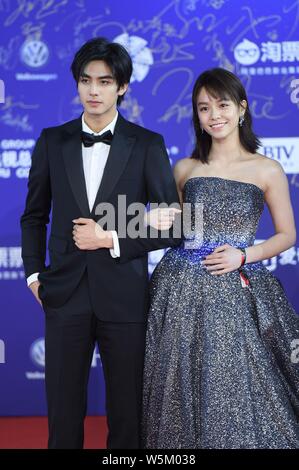 L'actrice taïwanaise Vivian Sung et acteur chinois Song Weilong arrivent sur le tapis rouge pour la cérémonie de remise des prix et clôture de la 9e Beiji Banque D'Images