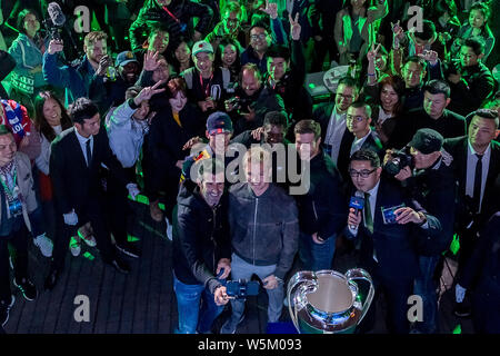 Xabi Alonso, Clarence Seedorf, David Coulthard, Nico Rosberg et Luis Figo prendre des photos avec les fans au cours de l'UEFA Champions League Trophy Tour, présent Banque D'Images