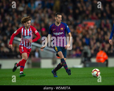 Sergio Busquets, du FC Barcelone, droite, Antoine Griezmann défis du Club Atlético de Madrid au cours de leur 31e match de la Liga 2018-2019 Banque D'Images