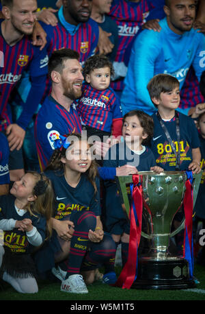 Lionel Messi, centre, et ses coéquipiers du FC Barcelone posent avec leurs enfants après qu'ils défait Levante UD au cours de leur 35e match de la La Li Banque D'Images