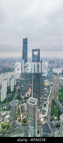 Le paysage urbain de financier de Lujiazui à Pudong avec le Shanghai Tower, plus haut, le Shanghai World Financial Center, deuxième plus haut, l'orie Banque D'Images