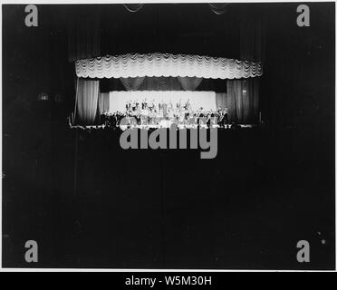 Vue à distance d'un orchestre à l'exécution du président Truman au gala inaugural de l'armurerie de la Garde nationale à Washington, D. C. Banque D'Images