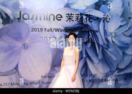 L'actrice et chanteuse chinoise Lou Yixiao, également connu sous le nom de Loura Lou, affiche une nouvelle création à la JASMINE montrer lors de la Shanghai Fashion Week Automne/Wint Banque D'Images